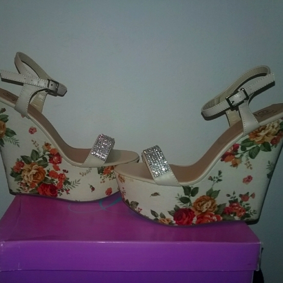 Rhinestone Floral Sandals - Picture 4 of 8